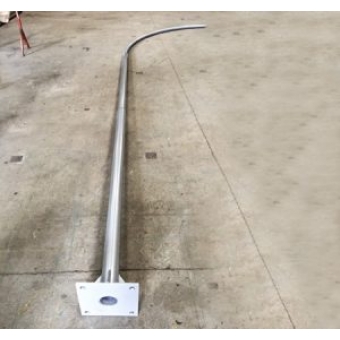 Poste Curvo Simples com Base e Chumbadores - 7 Metros